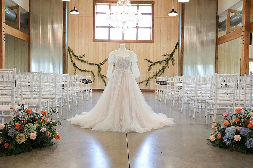 Northwest Ohio Modern Farmhouse Summer Wedding; Little Creek Barn; northern ohio modern farmhouse wedding venue