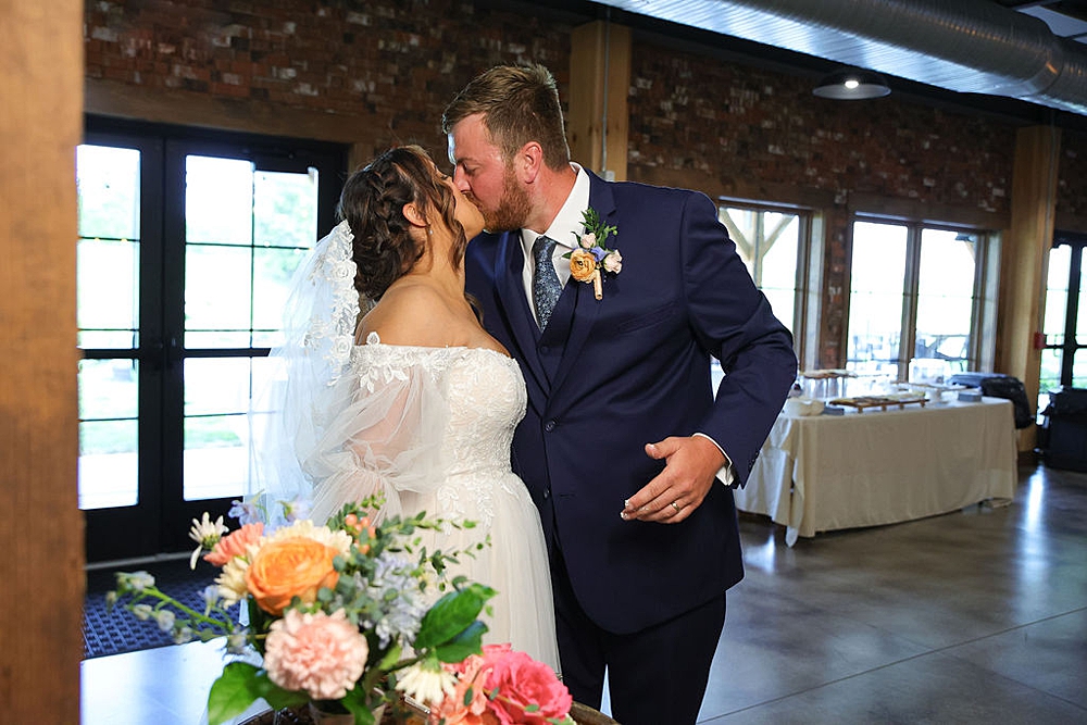 Northwest Ohio Modern Farmhouse Summer Wedding; Little Creek Barn; northern ohio modern farmhouse wedding venue