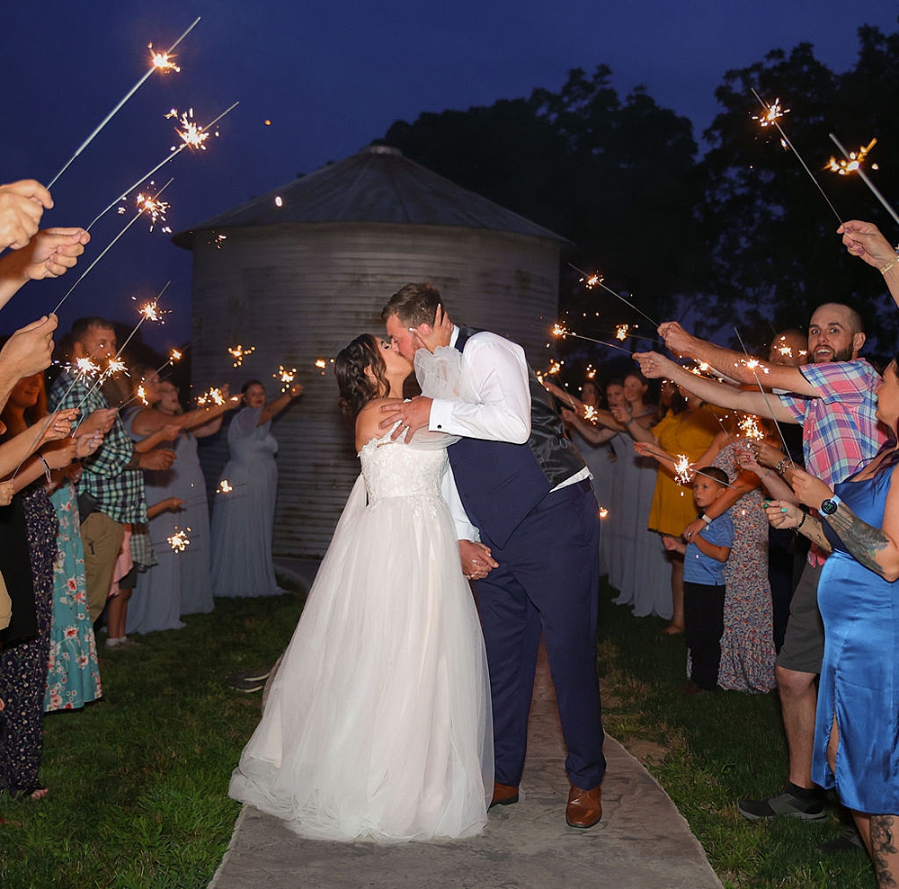 Northwest Ohio Modern Farmhouse Summer Wedding; Little Creek Barn; northern ohio modern farmhouse wedding venue