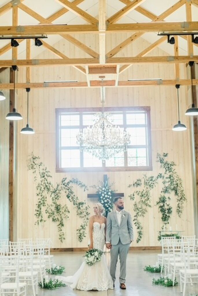 How to Plan an Ohio Wedding; Little Creek Barn; Northwest Ohio wedding venue